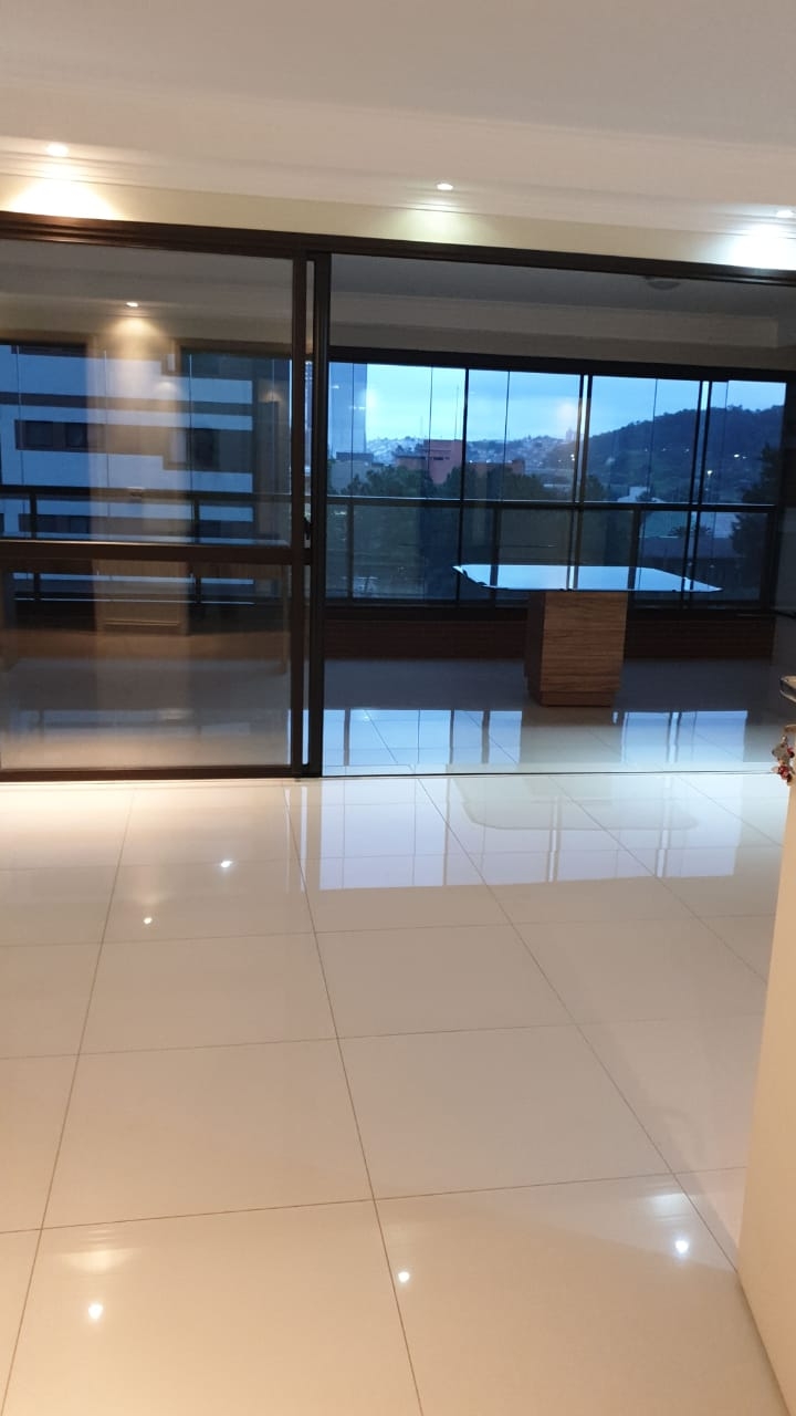 Apartamento à venda com 4 quartos, 209m² - Foto 1