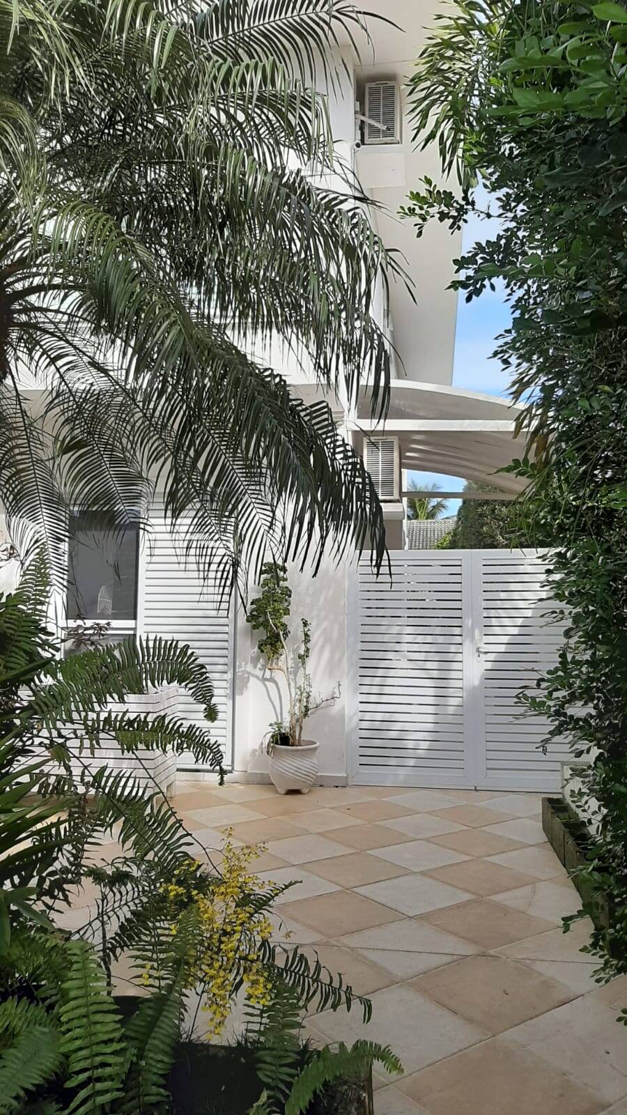 Casa à venda com 3 quartos, 233m² - Foto 1