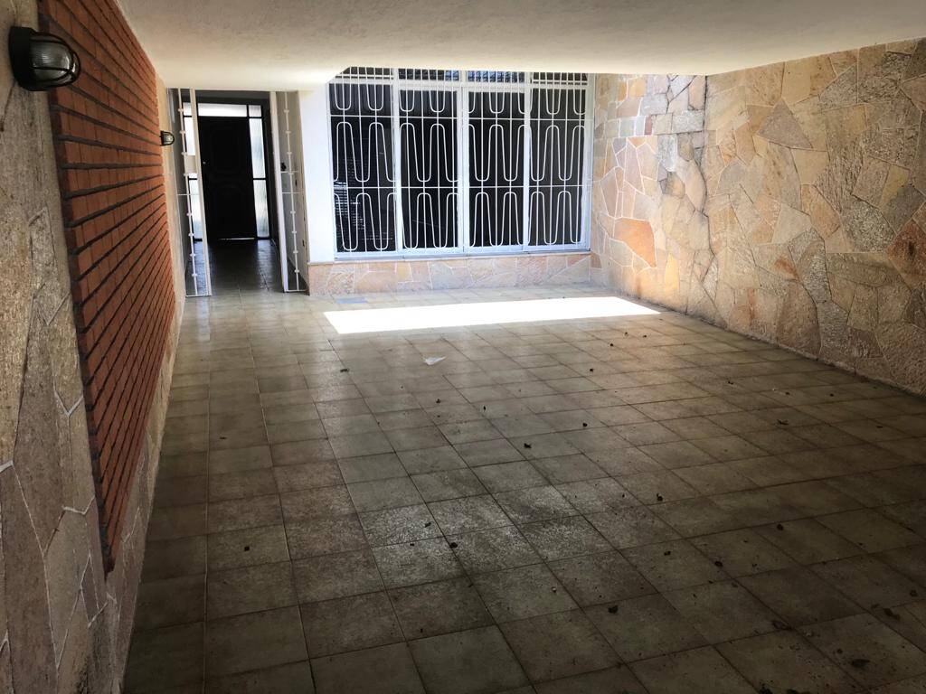 Casa à venda com 3 quartos, 230m² - Foto 1