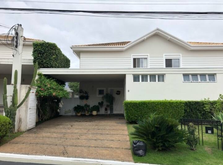 Casa à venda com 3 quartos, 229m² - Foto 1