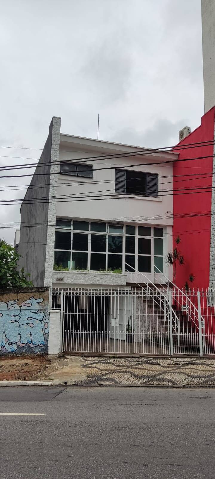 Casa à venda e aluguel com 3 quartos, 200m² - Foto 1