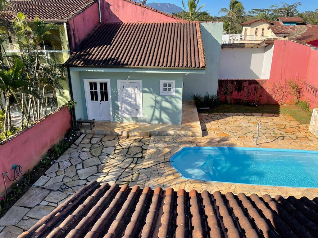 Casa à venda com 4 quartos, 210m² - Foto 2