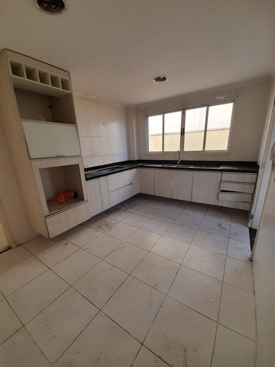 Casa para alugar com 4 quartos, 250m² - Foto 12