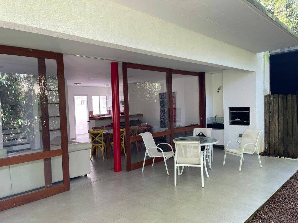 Casa à venda com 4 quartos, 225m² - Foto 2