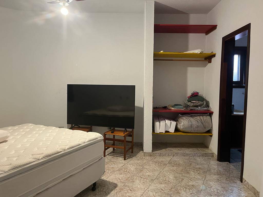 Casa à venda com 6 quartos, 300m² - Foto 2